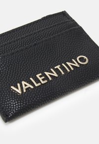 Porte-cartes noir texturé avec une finition reptilienne, arborant un logo doré "VALENTINO" et trois emplacements pour cartes.