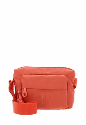 Sac bandoulière orange en tissu résistant, doté d'une poche zippée à l'avant, d'une sangle ajustable et d'un détail de logo embossé sur le devant.