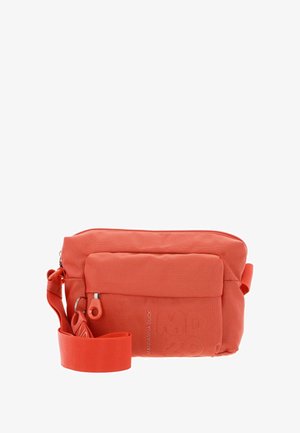 Sac bandoulière orange en tissu résistant, doté d'une poche zippée à l'avant, d'une sangle ajustable et d'un détail de logo embossé sur le devant.