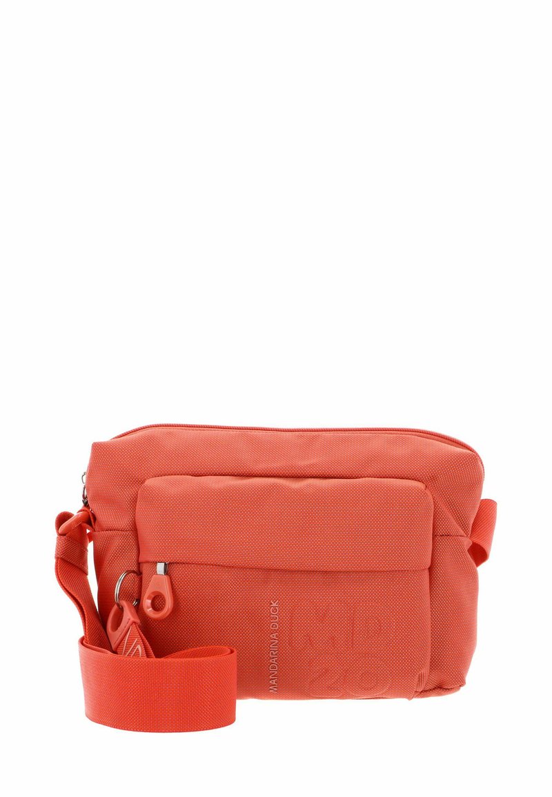 Sac bandoulière orange en tissu résistant, doté d'une poche zippée à l'avant, d'une sangle ajustable et d'un détail de logo embossé sur le devant.