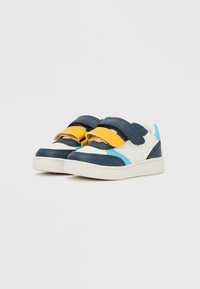 Adidași pentru copii multicolori, cu panouri albastre, galbene și albe, prevăzuți cu benzi Velcro, vârf rotunjit și talpă de cauciuc.