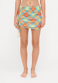 Gonna avvolgente colorata in bikini, con un motivo a quadri blu, arancione e giallo. Presenta lacci laterali regolabili e un tessuto testurizzato.