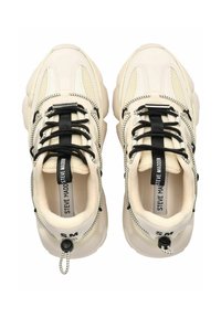 Bulky Sneaker in Creme und Schwarz, mit einem Mesh-Obermaterial, kontrastierenden Schnürsenkeln, gepolstertem Kragen und einem Toggle-Verschluss auf der Rückseite.