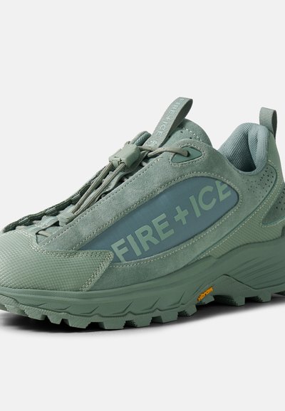 Zelená teniska z broušené kůže a síťoviny s nápisem "FIRE + ICE", očkem pro snadné nazutí, nastavitelnými tkaničkami a robustní podrážkou Vibram.