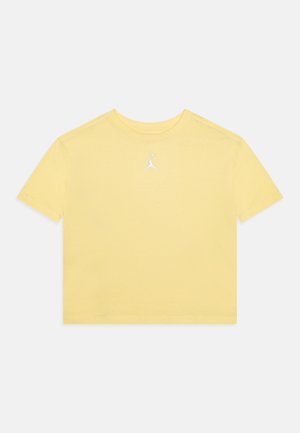 Camiseta de algodón amarilla con cuello redondo y mangas cortas. Presenta un pequeño logo blanco de Jordan centrado en el pecho.