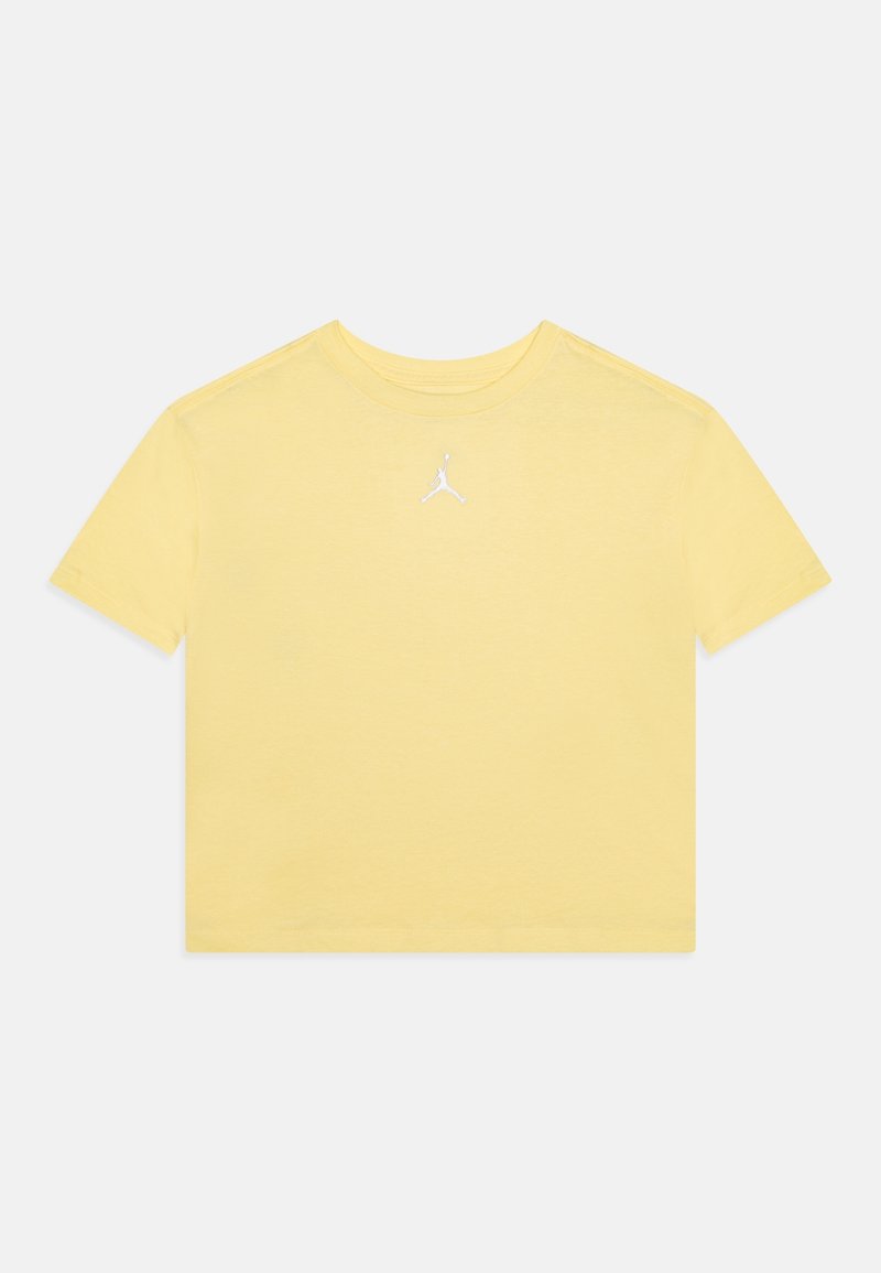 Gele katoenen t-shirt met een ronde halslijn en korte mouwen. Heeft een klein wit Jordan-logo gecentreerd op de borst.