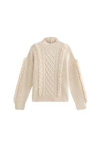 Suéter color crema con un alto cuello, patrón de punto de cable texturizado y acentos esponjosos a lo largo de los hombros y las mangas.