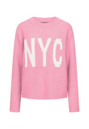 Różowy sweter z dzianiny z długimi rękawami i okrągłym dekoltem. Posiada duże białe napisy "NYC" na przodzie. Miękka faktura.