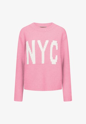 Różowy sweter z dzianiny z długimi rękawami i okrągłym dekoltem. Posiada duże białe napisy "NYC" na przodzie. Miękka faktura.
