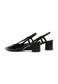 Zapatos de piel negra con talón descubierto y punta afilada, con tiras finas y un tacón robusto. Textura suave con un diseño minimalista.