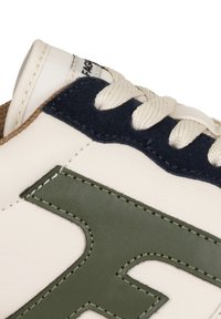 Sneaker mit einem Obermaterial aus cremefarbener Leder, navyblauen Wildlederakzenten, grünem Lederlogo und beigen Textildetails. Mit runden Schnürsenkeln und Nähten.