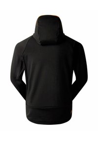 Schwarzer Pullover mit hohem Kragen, aus strukturiertem Material und orangefarbenen Akzenten am Kragen sowie am Logo in der unteren rechten Ecke.