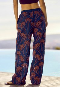 Next TALL - EMBROIDERED PALM WIDE - Kalhoty - brown navy