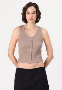 Pruun ribaga cropped tank top ümmarguse kaelusega ja nuppudega ees. Kangas on sileda tekstuuriga ja kujutab endast vormitud siluetti.
