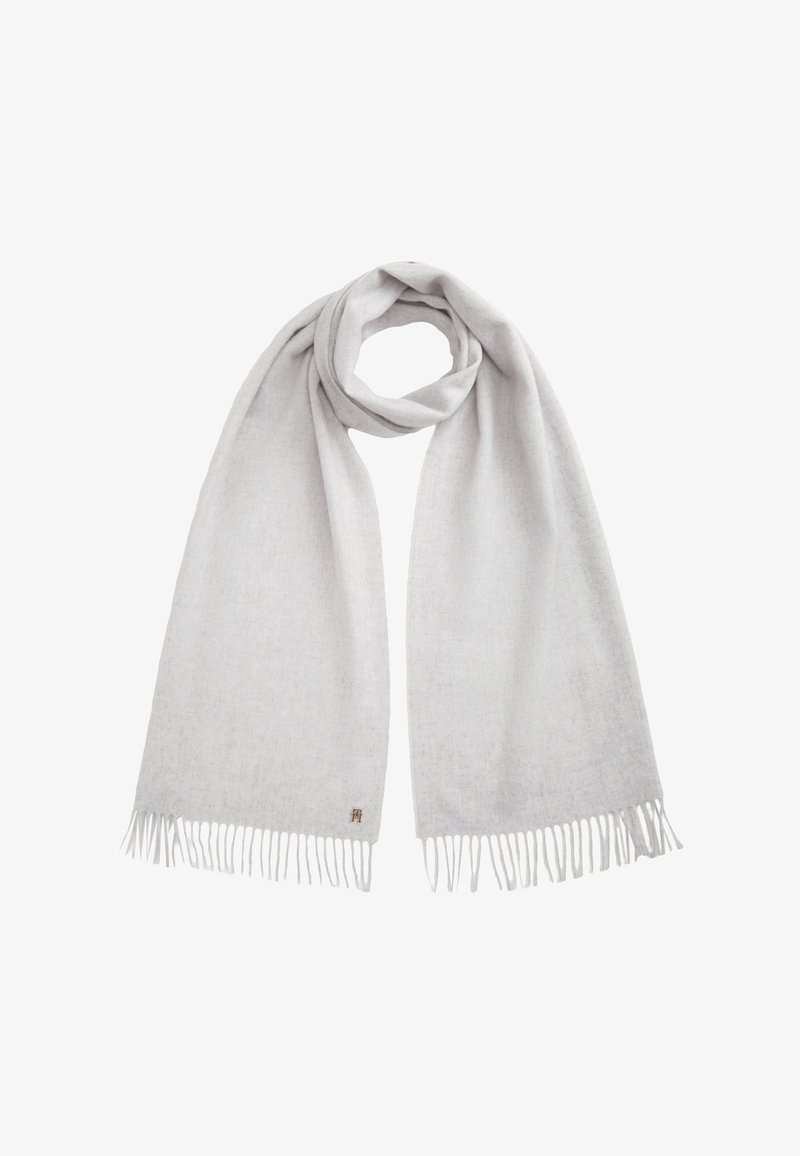 Écharpe en laine gris clair avec des bords à franges, pliée en boucle, montrant un petit logo brodé près du bas.