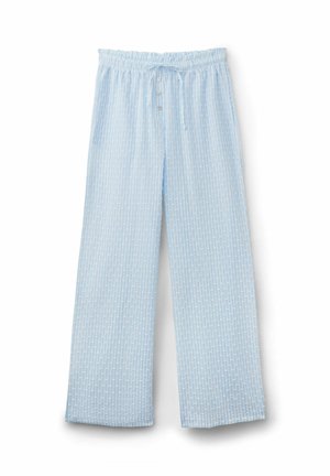 Lyseblå pyjamasbukser med hvide, stiplede, lodrette striber, elastisk talje, snøre og tre knapper foran.