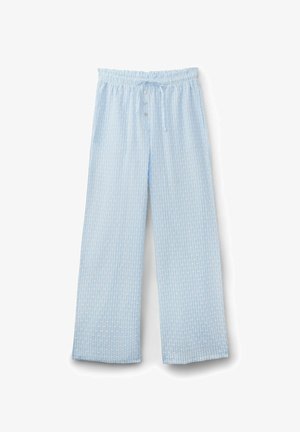 Jasnoniebieskie spodnie do piżamy z białymi przerywanymi pionowymi paskami, elastyczną talią, sznurkiem i trzema guzikami z przodu.