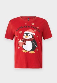 Rød kortærmet T-shirt med en pingvin iført en julestråhat og rød tørklæde, der holder en varm drik, omgivet af gyldne snefnug og teksten "ALWAYS COLD".
