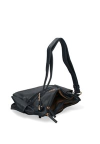 Borsa a tracolla in pelle nera con finitura testurizzata, dotata di dettagli in metallo dorato, apertura con zip e tracolla regolabile.