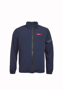 Chaqueta ligera de color navy con alto cuello, cremallera negra, bolsillos laterales y un logo rojo en el pecho. Cuenta con puños elásticos y un bolsillo en la manga con cremallera.