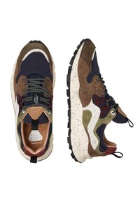 Scarpe da ginnastica che presentano un mix di materiali blu navy, marrone e verde, con una suola in gomma testurizzata, una intersuola maculata e un design a più pannelli.