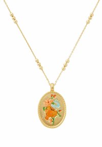 Guldkæde med en oval vedhæng med blomstermotiv i orange og blåt på en struktureret baggrund. Perlekæden i guld fuldender stykket.