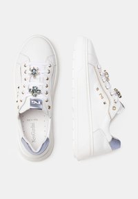 Baskets en cuir blanc ornées de gemmes décoratives et d'accents dorés, avec un design bas et un talon en toile bleu clair. Semelle texturée pour une meilleure adhérence.