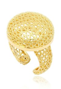 Bague couleur or avec un dôme ajouré texturé, un design en treillis complexe et un anneau incurvé orné de petites perles décoratives.