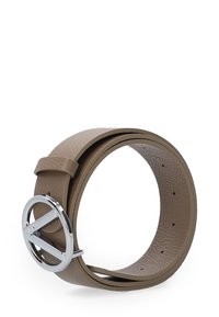 Brauner Lederarmreif mit strukturiertem Finish und einer silberfarbenen, runden Schnalle mit einem Markenlogo-Detail.