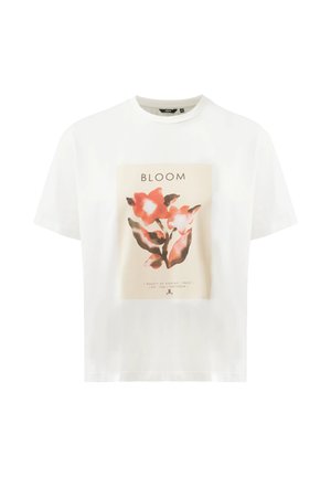 T-shirt blanc à manches courtes avec un graphisme centré de fleurs rouges, le mot "BLOOM" au-dessus, et un petit texte en dessous sur un fond beige.