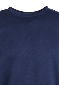 T-shirt in cotone blu navy con scollo a giroclassico e texture liscia. Nessun motivo o accento visibile. Design semplice e minimalista.