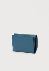 Cartera compacta de cuero azul con un diseño plegable, costuras visibles y un compartimento con cremallera sobre un fondo blanco liso.