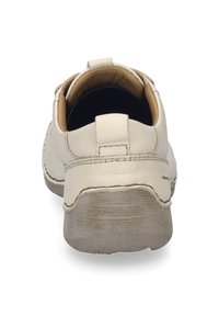 Jasno-beżowy skórzany but z zaokrąglonym tyłem, teksturowaną szaro-rubrową podeszwą i wyszytymi detalami. Zawiera uchwyt na pięcie dla łatwego zakładania.