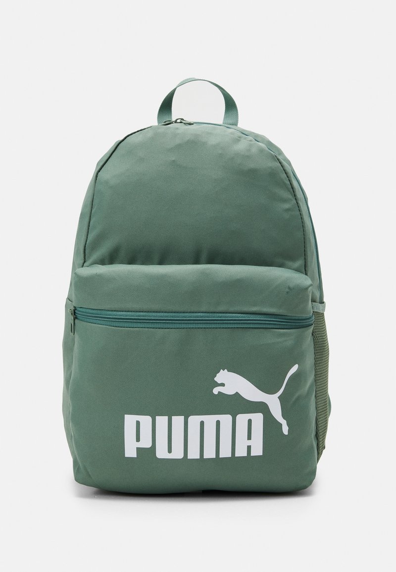 Sac à dos vert Puma avec poche zippée à l’avant et logo Puma blanc en bas sur l’avant, poignée unique sur le dessus et poche latérale en mesh.