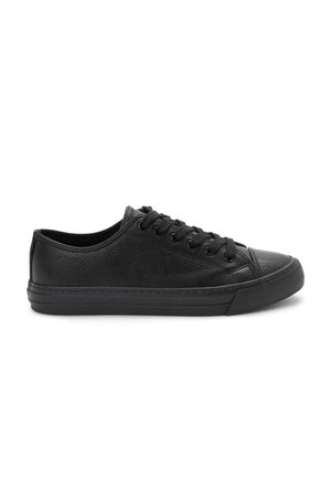 Sneaker in pelle nera con punta tonda, suola piatta e design con lacci a sei occhielli. Presenta una superficie testurizzata e sottili dettagli di cucitura.