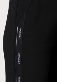 Calvin Klein Teplákové kalhoty - black