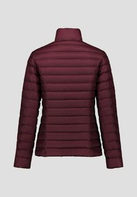 Chaqueta acolchada burdeos con patrón acolchado horizontal, cuello levantado y mangas largas. Textura suave y diseño ligero.