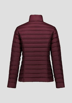 Bordeauxrode donzen jas met horizontaal doorgestikt patroon, opstaande kraag en lange mouwen. Gladde textuur en lichtgewicht ontwerp.