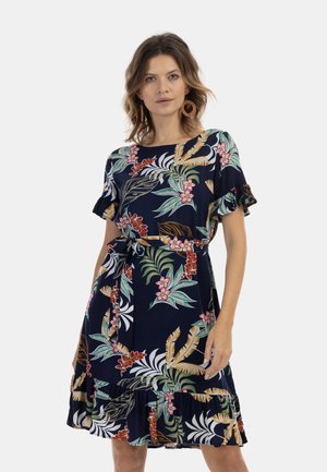 Marineblaues Blumenkleid mit kurzen Rüschenärmeln; zeigt tropische Blätter und Blumen in Grün, Pink und Orange; tailliert mit einem Bindedetail.