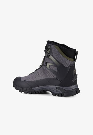 Hoge zwarte en grijze wandelschoen met gestructureerde mesh-panelen, rubberen zool en versterkte neus. Voorzien van veters en aantreklipje voor een stevige pasvorm.