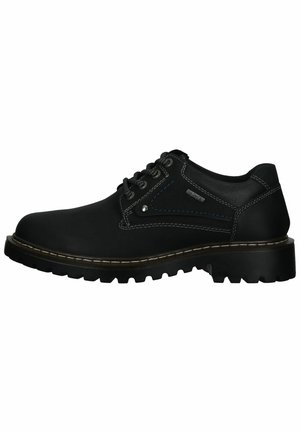 Zapatos de cuero negro con cordones que presentan costuras en contraste, un cuello acolchado y una suela de goma resistente con profundos surcos para mayor tracción.