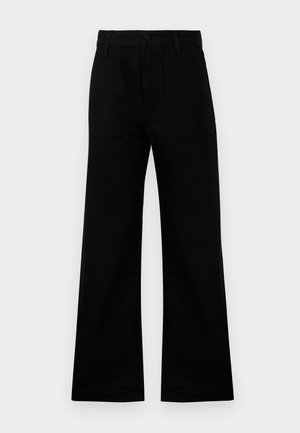 Pantalons larges noirs en tissu lisse avec une taille haute, dotés d'une fermeture à bouton et de passants de ceinture, offrant une coupe structurée.
