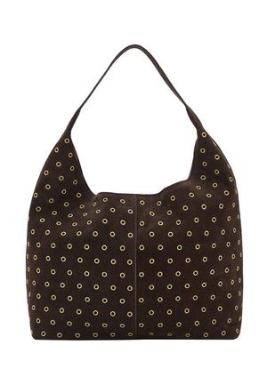 Bruine suède handtas met een ronde vorm, voorzien van een patroon van gouden metalen oogjes die gelijkmatig over het oppervlak zijn verspreid. Gladde textuur, minimalistisch ontwerp.