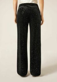 Zwarte, fluwelen broek met wijde pijpen en een sprankelend patroon. Heeft een hoge tailleband en een soepele textuur, geschikt voor formele of casual kleding.