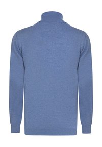 Blauer Strickpullover mit hohem Kragen, langen Ärmeln und gerippten Bündchen. Glatte Textur mit subtilen Farbvariationen. Keine Muster oder Akzente.