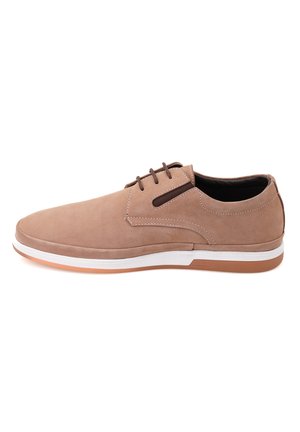 Tanfarbene Wildlederschuhe mit niedrigem Profil, glatter Oberfläche, weißer Sohle und braunen Schnürsenkeln. Sie haben minimale Nähte und seitliche Ausschnitte.