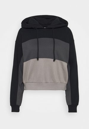 Mikina s kapucí a dlouhými rukávy, vystavená v barevných blocích černé, tmavě šedé a světle šedé barvy, s kapucí na přední části se šňůrkou.