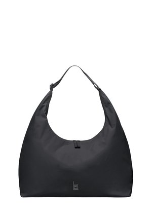 Czarna miękka torba na ramię z tkaniny, z zaokrąglonym górnym brzegiem, zamkiem na suwak, pojedynczym paskiem oraz małym logo "GOT BAG." w pobliżu dolnego środka.