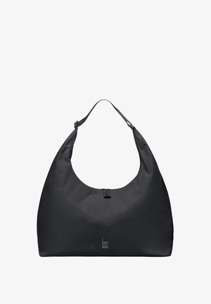 Zwarte nylon hobo tas met een zachte, gladde textuur. Beschikt over een unieke, gebogen vorm en logo-detail aan de onderkant. Verstelbare schouderband voor gemak.