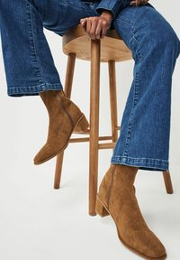 Next FOREVER COMFORT SOCK WIDE FIT - Klassiset nilkkurit - tan brown